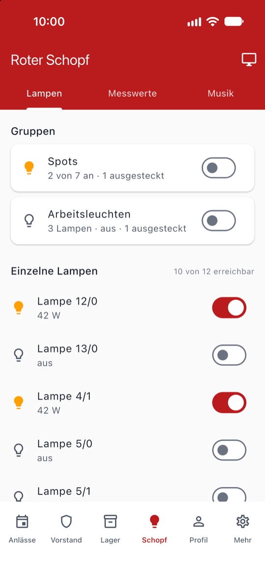 Roter Schopf mit Lichtgruppen und einzelnen Lampen